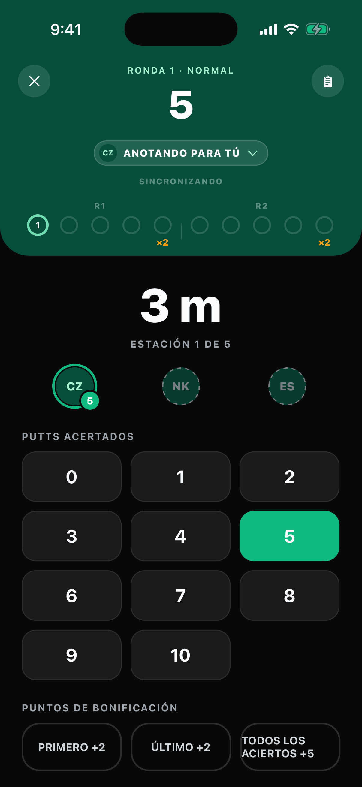 Una tarjeta multijugador en vivo con tres jugadores anotando en una misma canasta