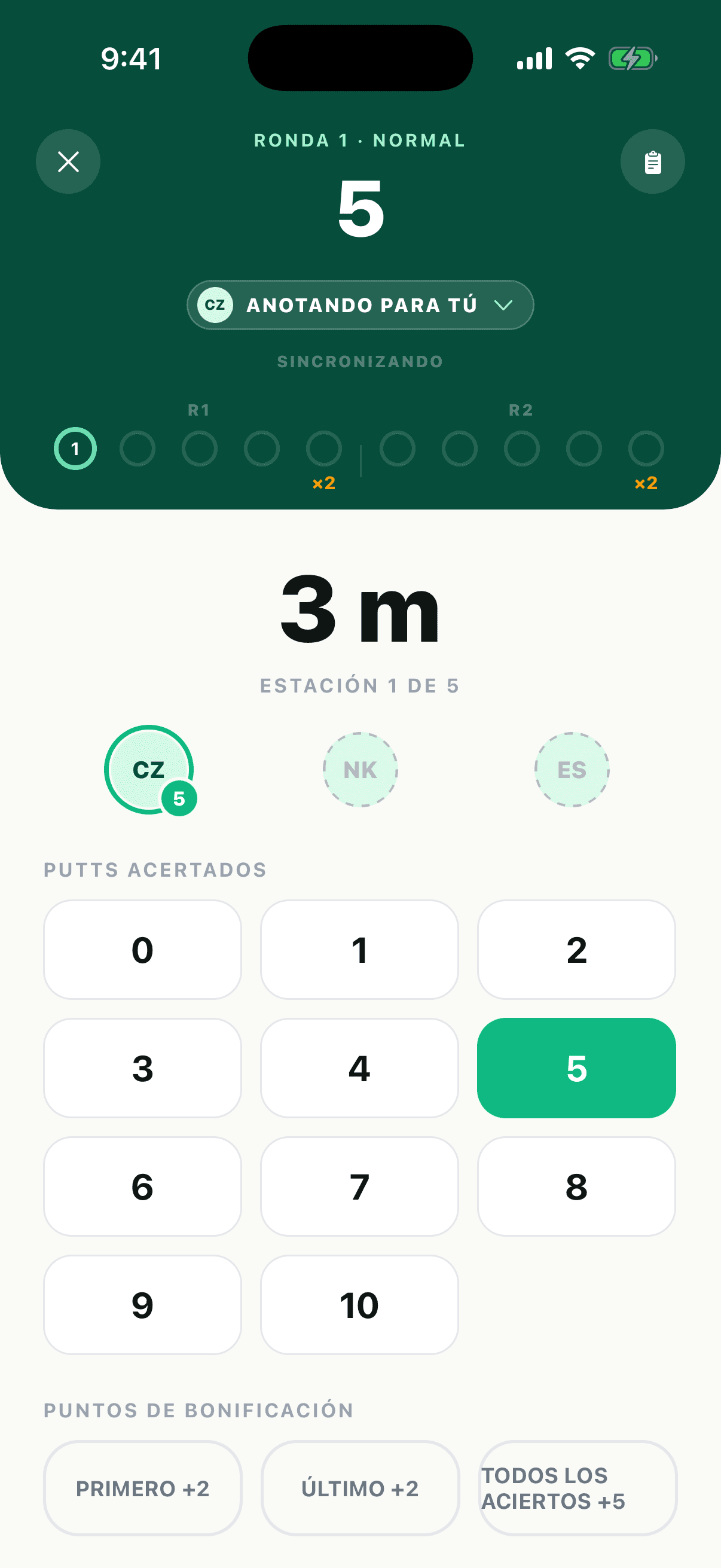 Una tarjeta multijugador en vivo con tres jugadores anotando en una misma canasta