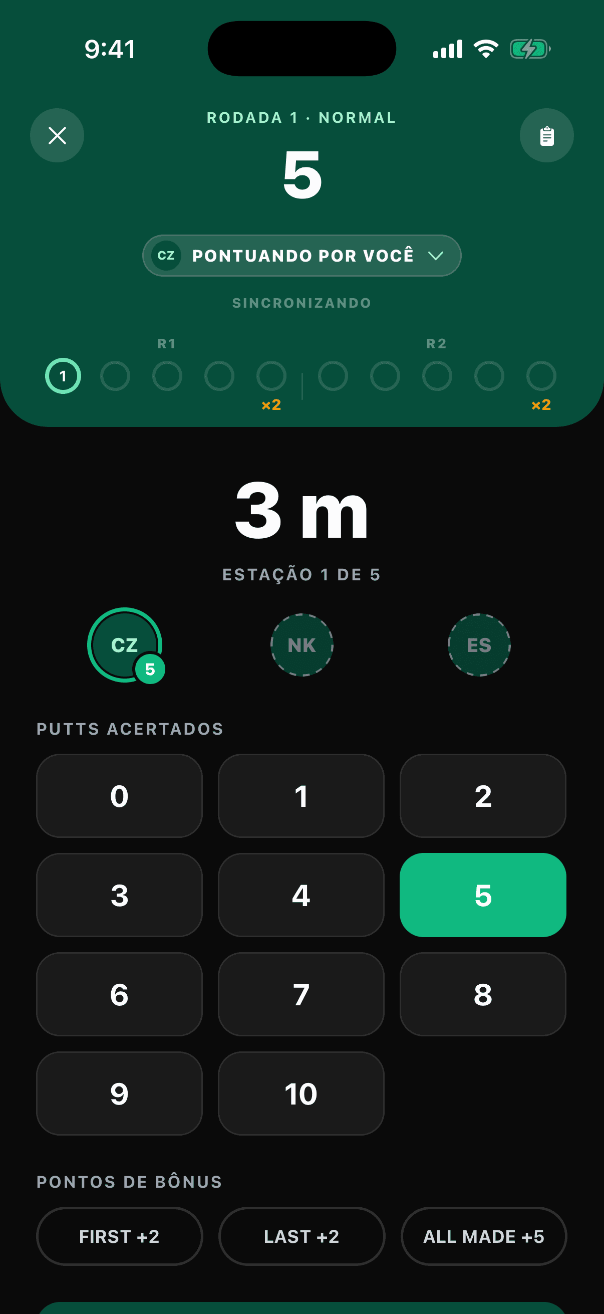 Um cartão multijogador ao vivo com três jogadores pontuando em uma cesta