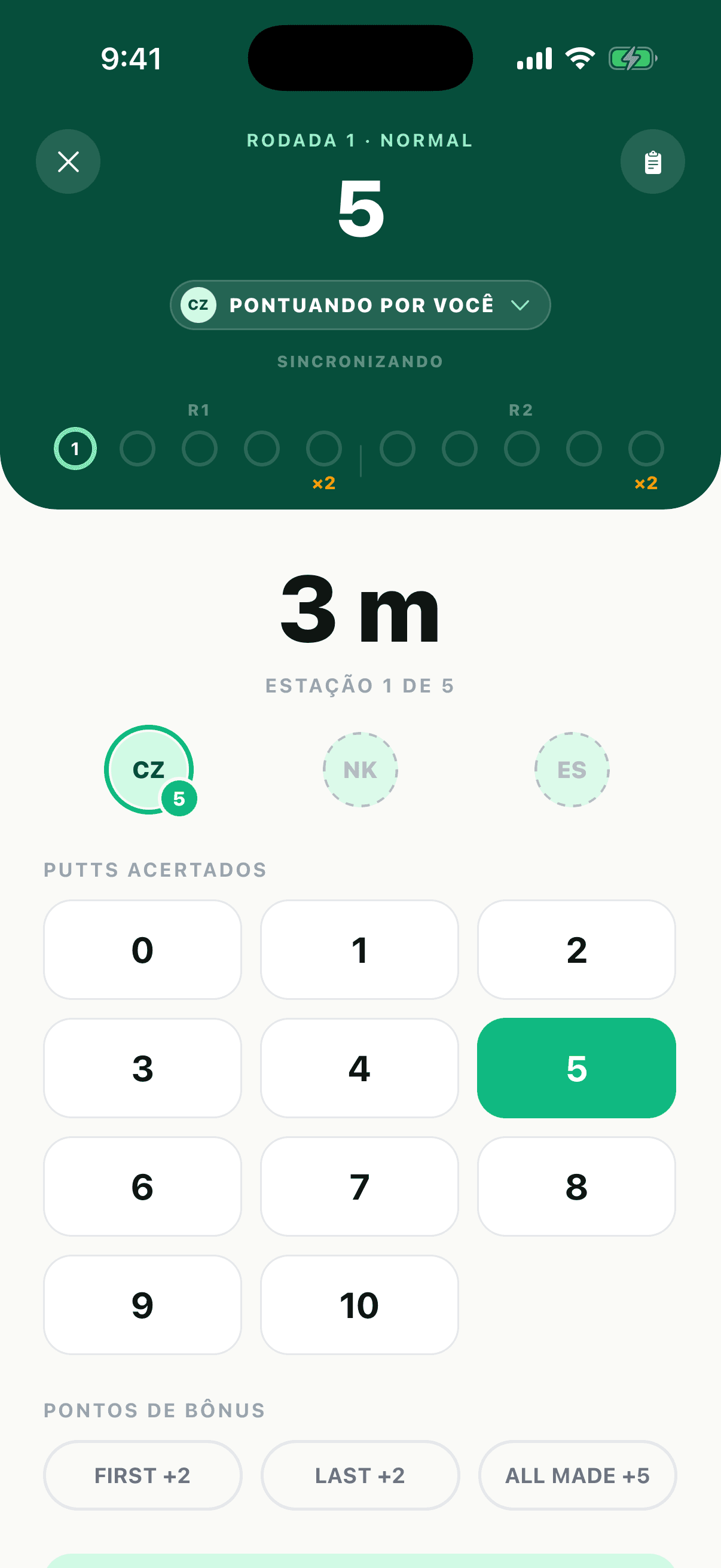 Um cartão multijogador ao vivo com três jogadores pontuando em uma cesta